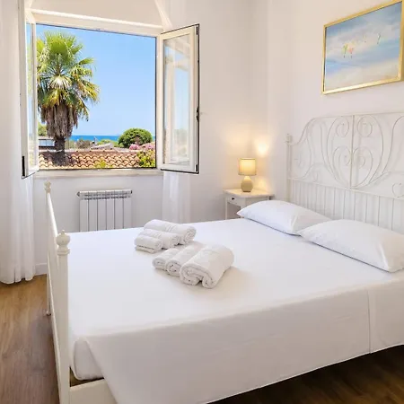 Libera - Sea View Terrace & Jacuzzi Apartment Àrbatax